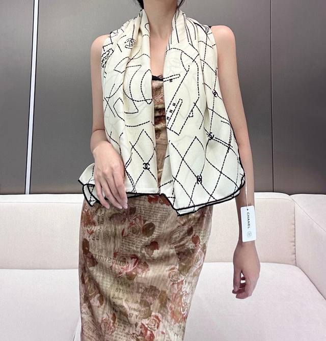Chanel's New Jacquard Velvet Model Chanel Is Gentle And Demure. The Bag Logo Is