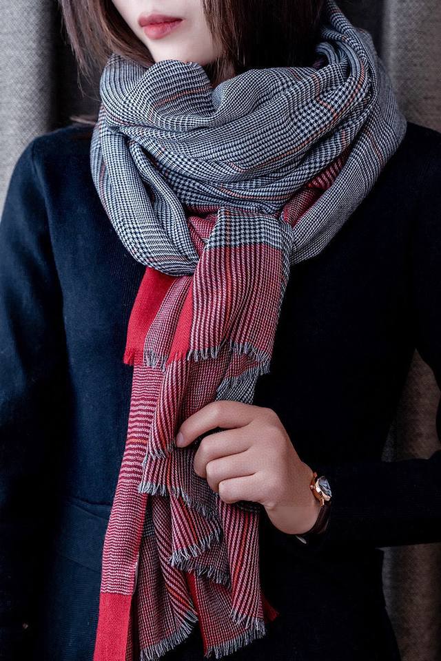 The Latest Model Of Burberry Light Check Scarf Is Shipped. Exquisite Horse Logo