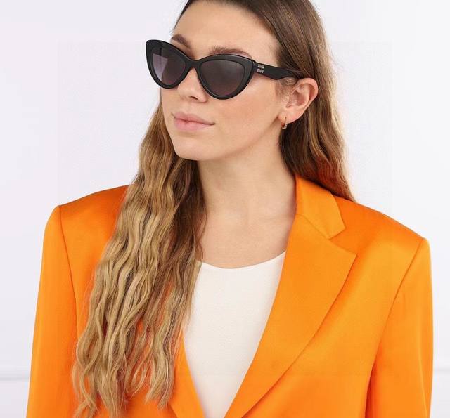 miumiu Miu Miu Cat-Eye Sunglasses With Exquisite Miumiu Small Logo. Recommend