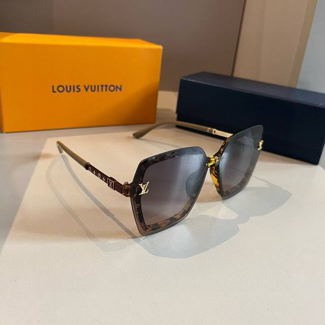 lv Louis Vuitton Sunglasses Many Celebrities Have The Same Style Chanel's New