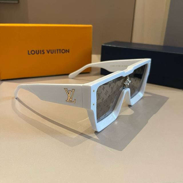 lv Louis Vuitton Cyclone Series Black Frame Sunglasses Are Cool And Stylish,