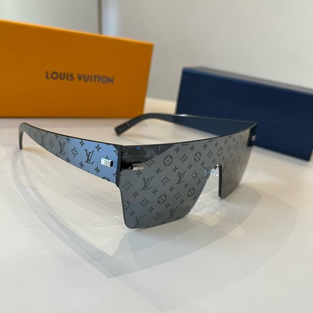 lv Z2205U Old Flower Louis Vuitto*