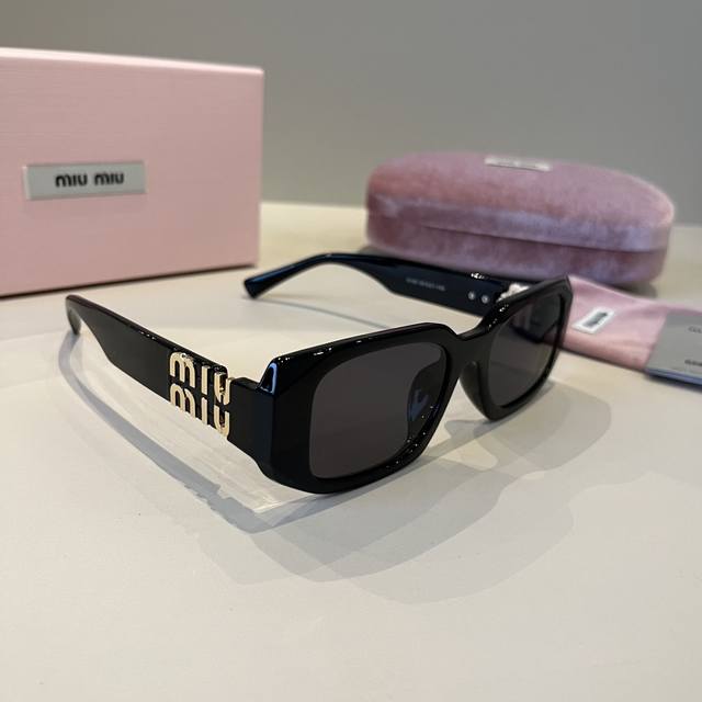 miumiu Miu Miu Cat-Eye Sunglasses Recommended By Major Internet Celebrities A