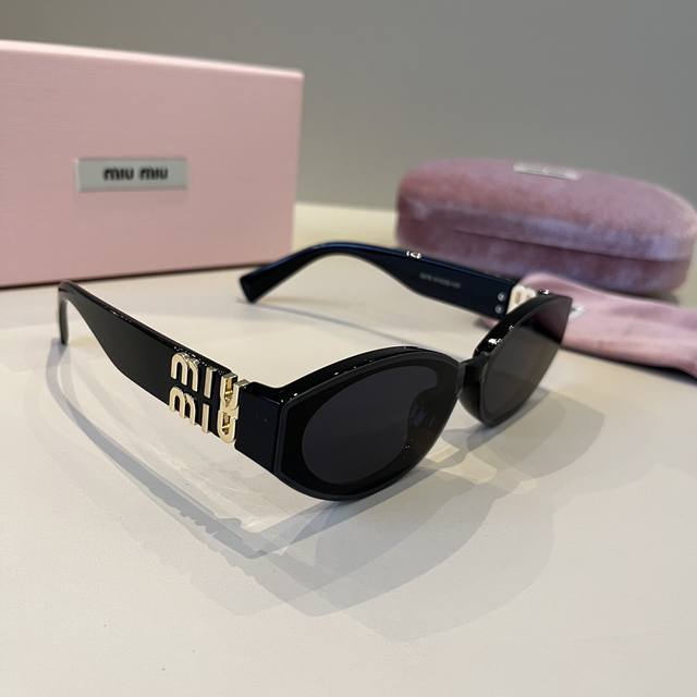 miumiu Miu Miu Cat-Eye Sunglasses Recommended By Major Internet Celebrities A