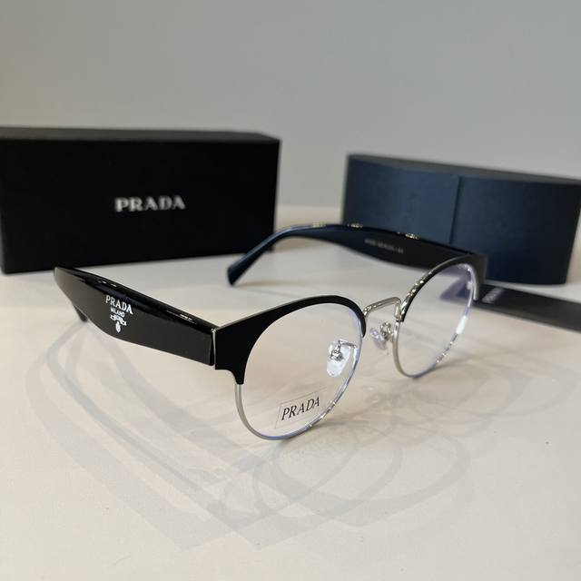 prada Prada Optical Mirror Is A Must-Have Item For Those Who Don