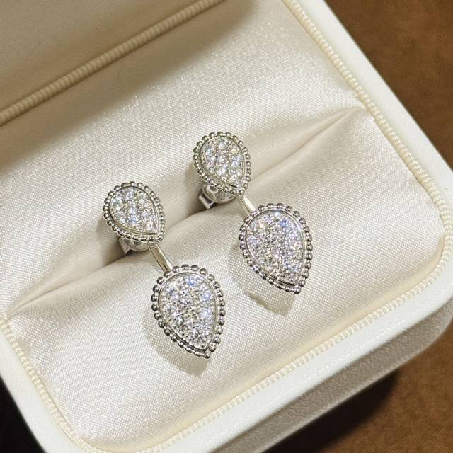 A5630 The new teardrop earrings from Boshilong are full of geometric beauty. The