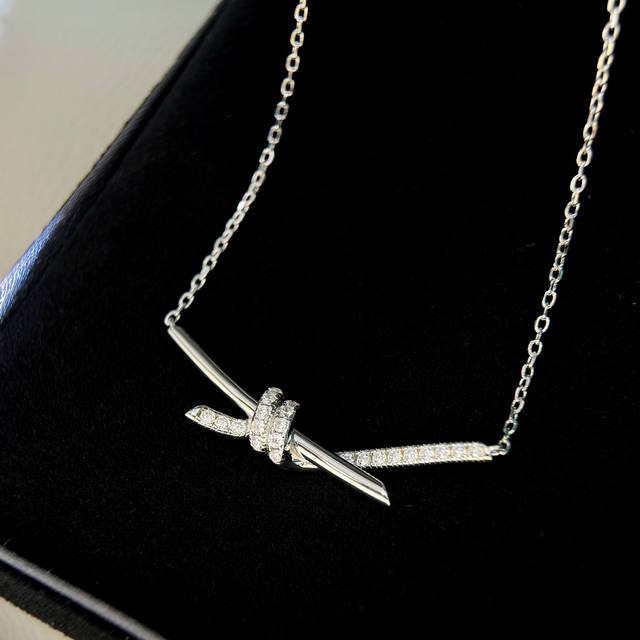 A2507 The popular Knot series large knotted necklace with diamonds is a hot item