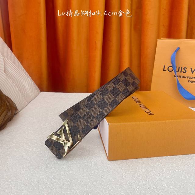 Louis Vuitton: Top quality, classic print on one side and plain weave on the oth