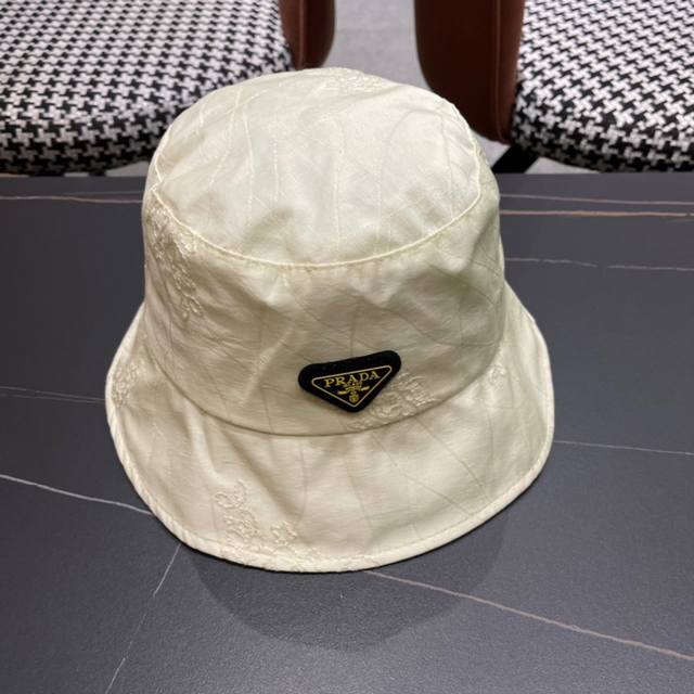 Prada's latest sunshade bucket hat, easy to match with everyday style