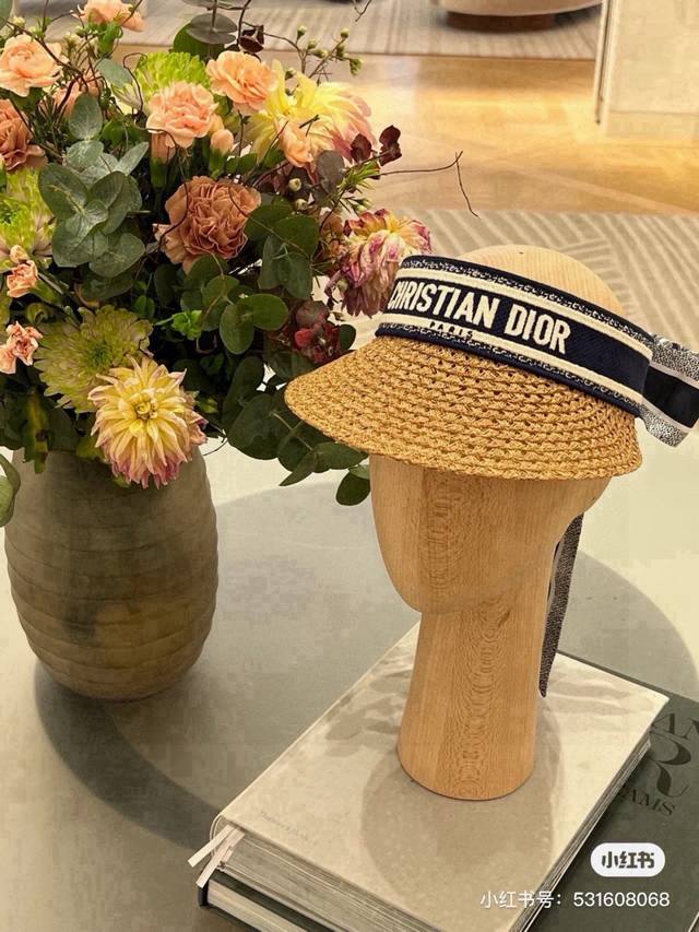 Original product, a must-have for girls with good looks: Dior's new summer scarf