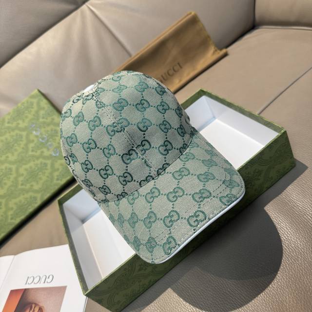 A timeless classic! The popular Morandi color is now available! With a box bag,