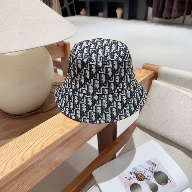 Dior new original bucket hat, exquisite and pure style, very cool and fashionabl