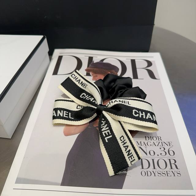 with box Chanel's latest hair band, full of celebrity style, a must-have for fas