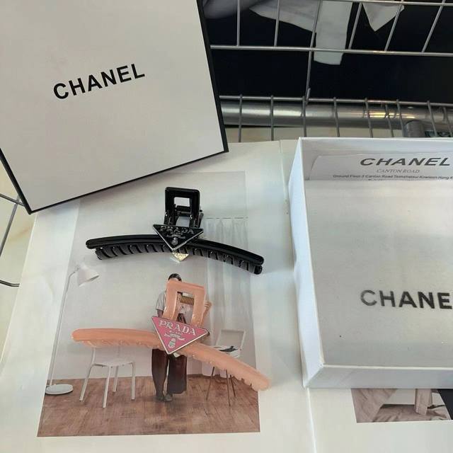 with packaging box Prada Prada popular clip, triangle label clip Elegant lady is