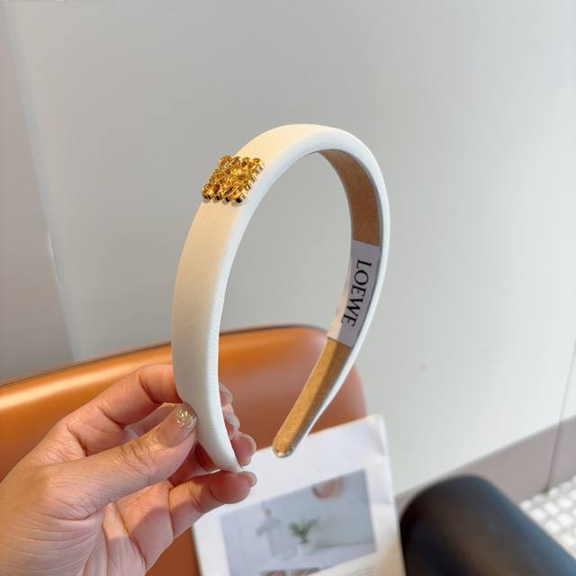 with packaging Loewe's hot new sponge headband, special fabric headband, the lat