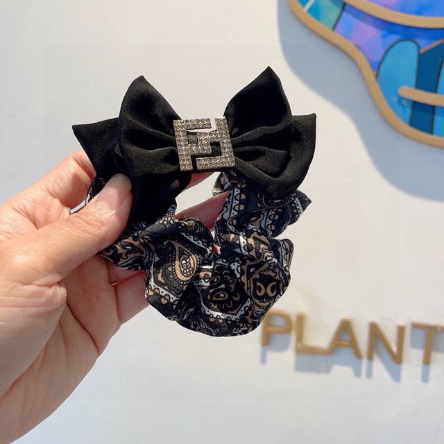 with packaging Fendi Fendi new style hair band, exquisite intestinal rubber band