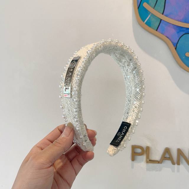 with packaging Chanel Korea's new small fresh pearl headband, comfortable to wea
