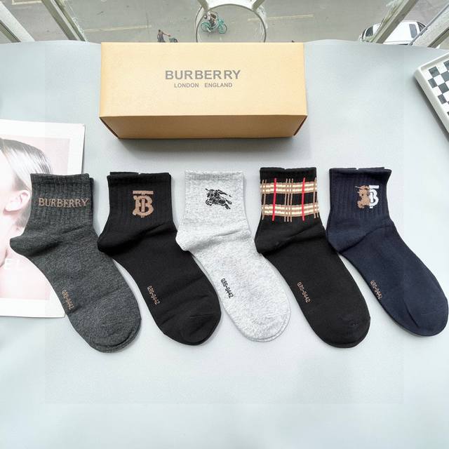 comes with a box of five pairs of packaging. The latest Burberry socks. The clas