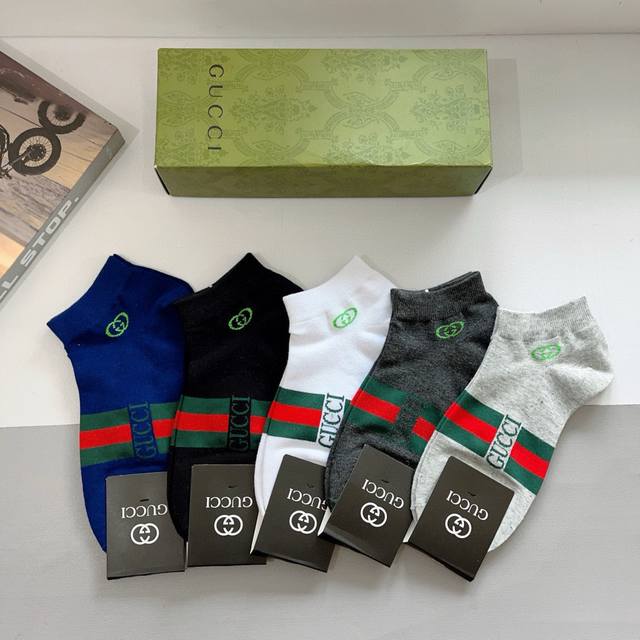 comes with packaging, 5 pairs of Gucci socks in a box. Gucci Ins super popular s