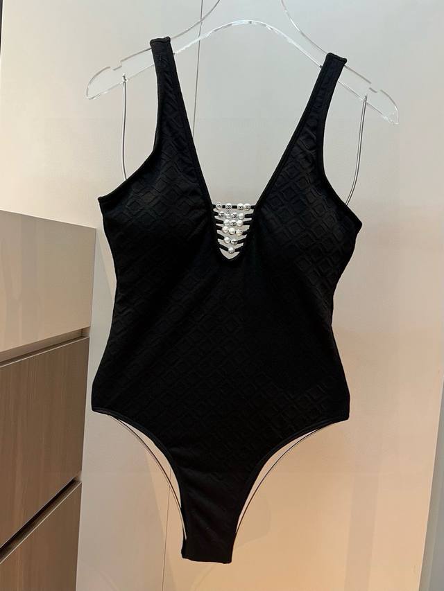 Chanel's new one-piece swimsuit is suitable for a variety of scenarios