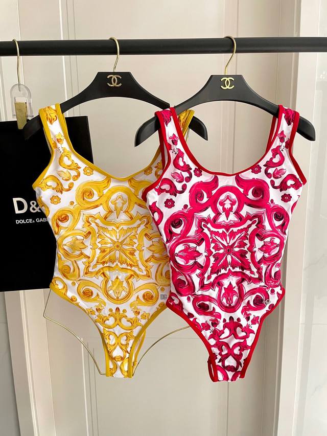 Dg new one-piece swimsuit, fashionable and trendy, suitable for a variety of sce