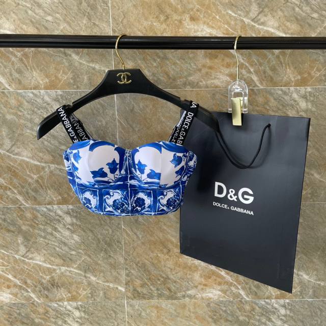 Dg one-piece swimsuit is suitable for a variety of scenarios