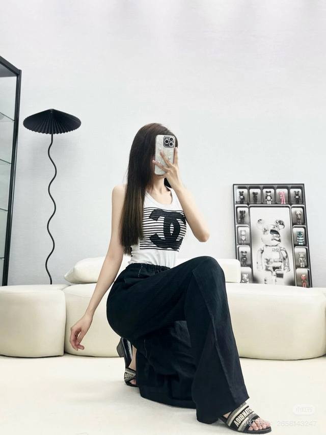 Chanel small vest, wear it alone with a jacket, super hot One size