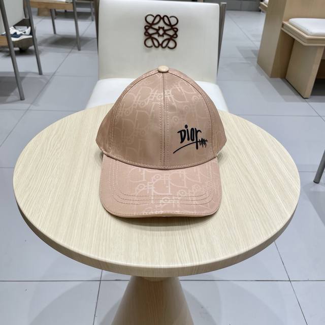 Dior's new baseball cap is now available. This brand-name model is easy to match