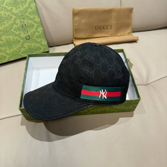 with box bag, the latest collaboration between Ny & Gucci, original baseball cap