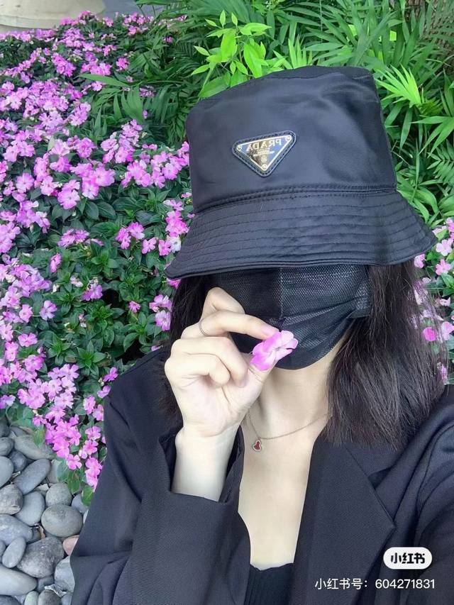 Running volume P's bucket hat Made of recycled nylon, black is very versatile. N