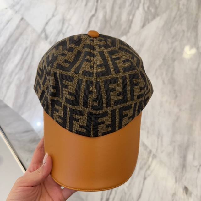 Fendi 25 Spring/Summer leather-trimmed baseball cap The quality is both good and