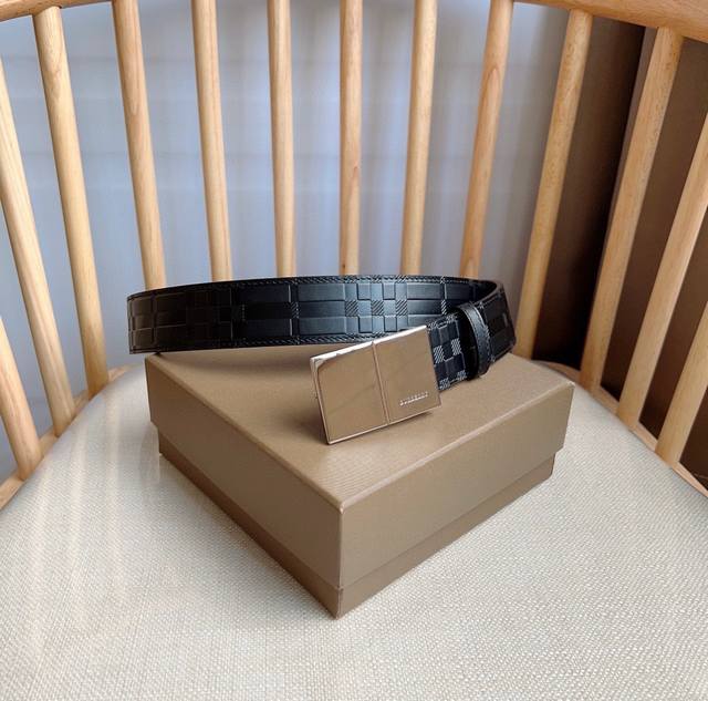 New Burberry Burberry counters simultaneously launched new Italian-made belts wi