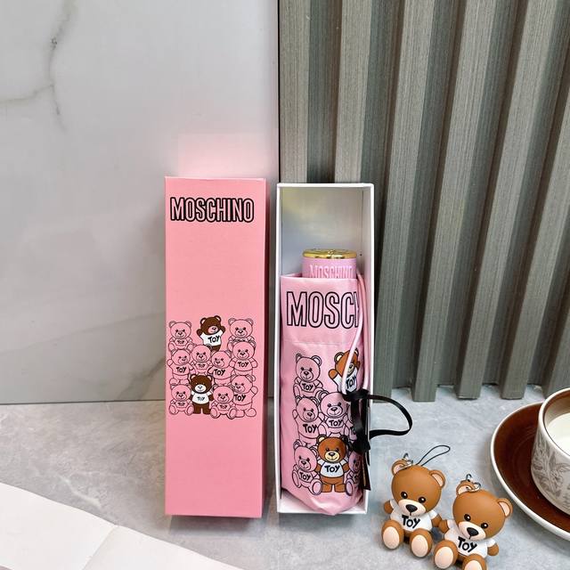 Moschino's new 50% off folding umbrella is fashionable, original and made in Chi