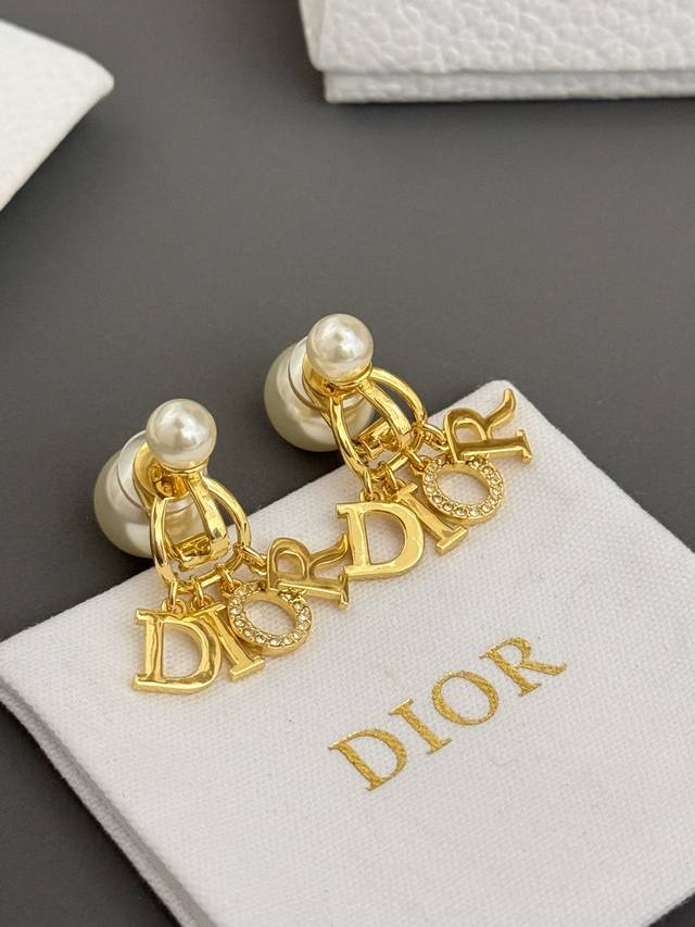 High quality details as shown in the picture Gold ear clip D letter accessory ea