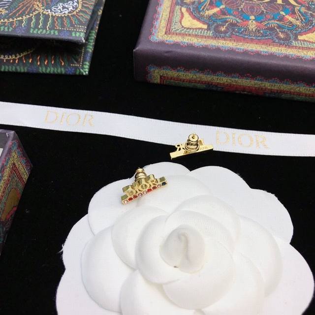 Original new Dior letter earrings, a must-have for goddesses, consistent with th