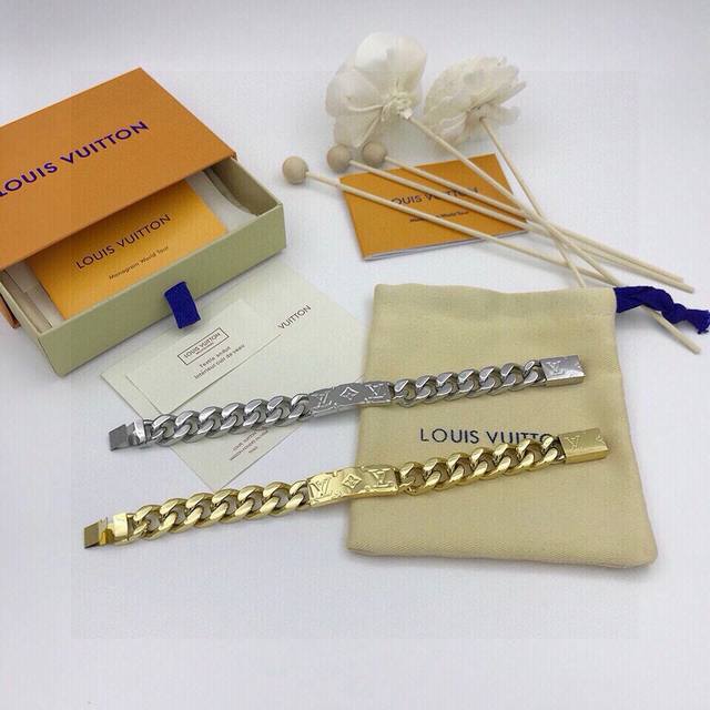 Original picture and original packaging Luion Vuitton curved plate bracelet Only