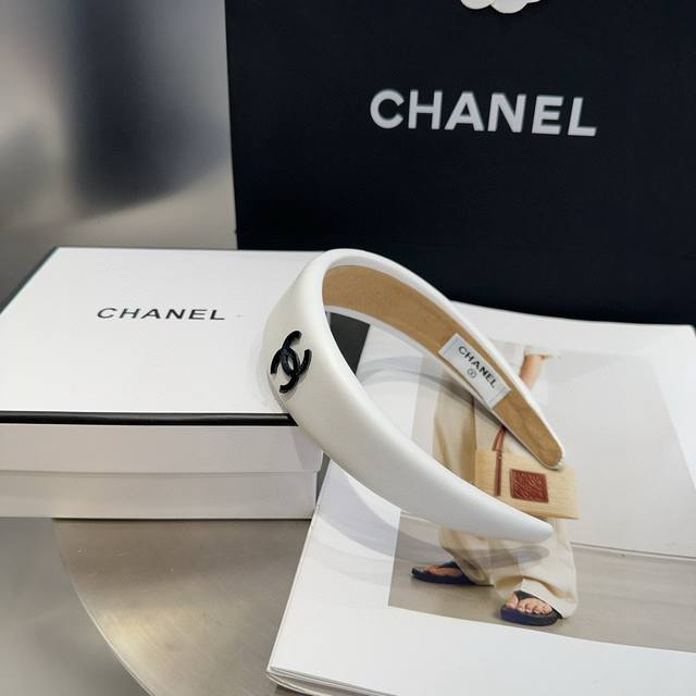 with box Chanel's latest headband. Simple and practical, fashionable and trendy.