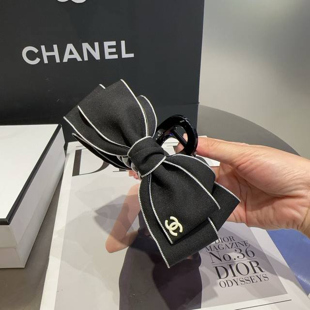 with packaging box Chanel's latest small large clip, full of celebrity style, a