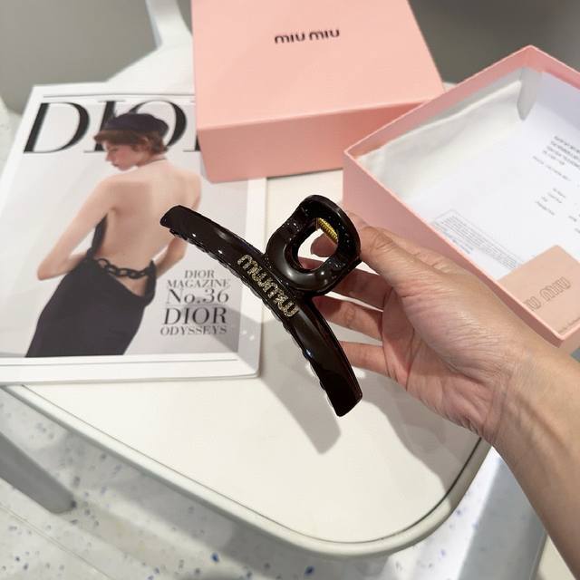 with packaging box Miumiu's latest grab clip is simple and elegant, practical an