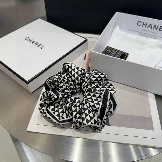 with box Prada's new hair band, simple and elegant, it is worth buying for elega