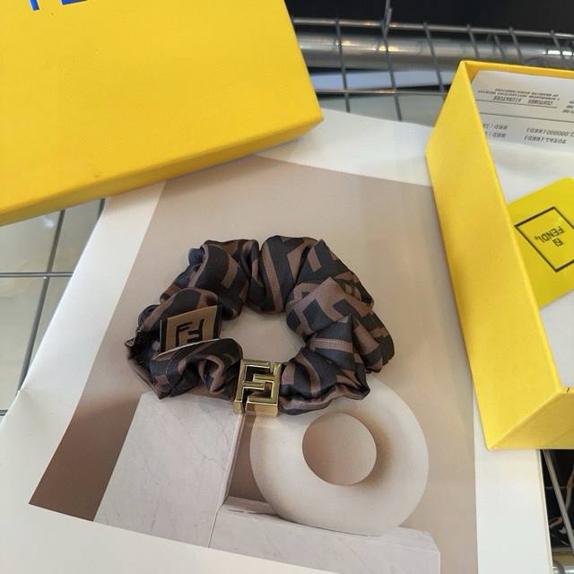 with packaging box Fendi Fendi's new F hairband, retro temperament, simple and v