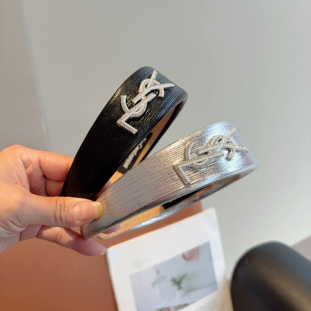 with packaging Yves Saint Laurent's new Korean sponge headband, the original hea