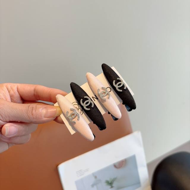 with packaging, a pair of Chanel high-end new hairpins, Bb clips, classic letter