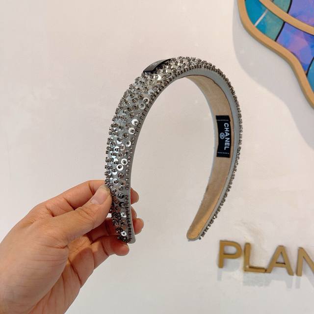 with packaging Chanel's new European and American sequined diamond headband, a n
