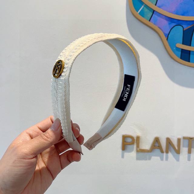 with packaging Fendi Fendi's hottest new knitted fabric headband, wide version o