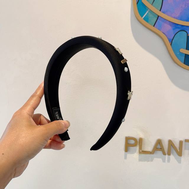 with packaging Chanel's new exquisite letter wide-brimmed headband, retro intern