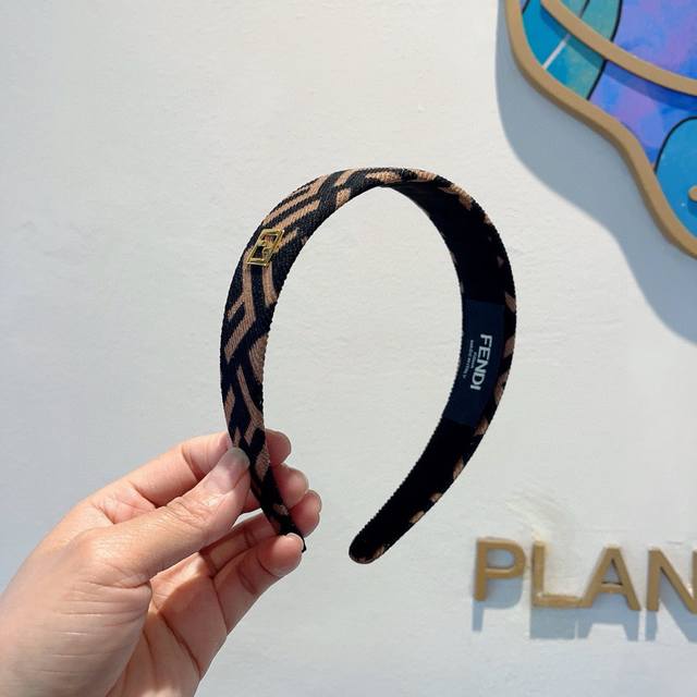with packaging Fendi's hottest new headband, wide version original goods, simple