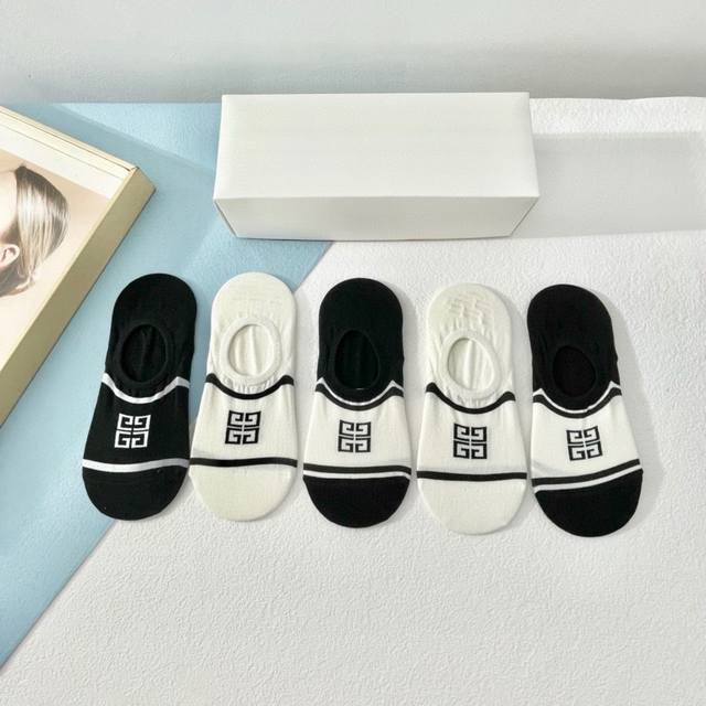 comes with a box of five pairs of Versace, a European and American brand, so bea
