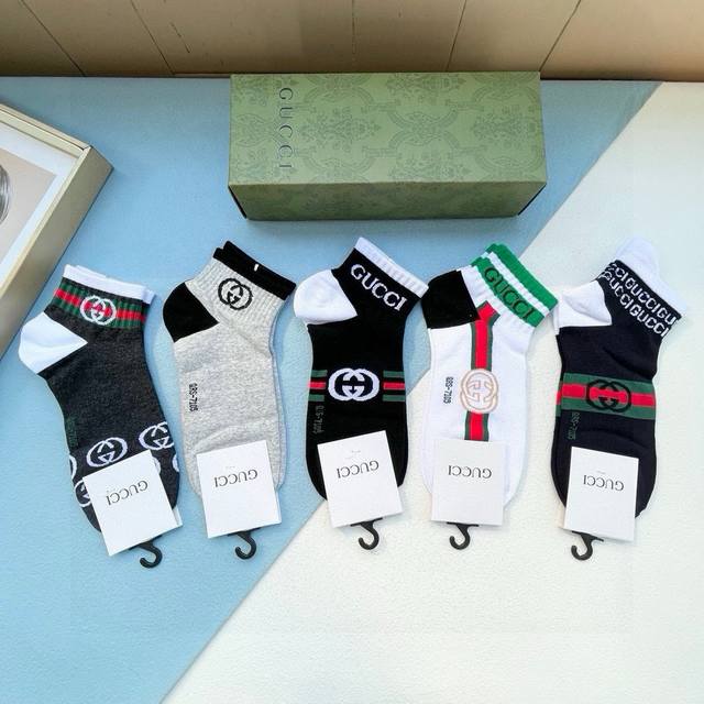 comes with a box of five pairs of Gucci so beautiful that they are explosive. Eu