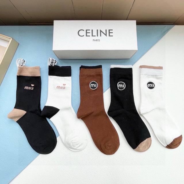 Packed with packaging. One box contains five pairs of Miumiu high-quality super